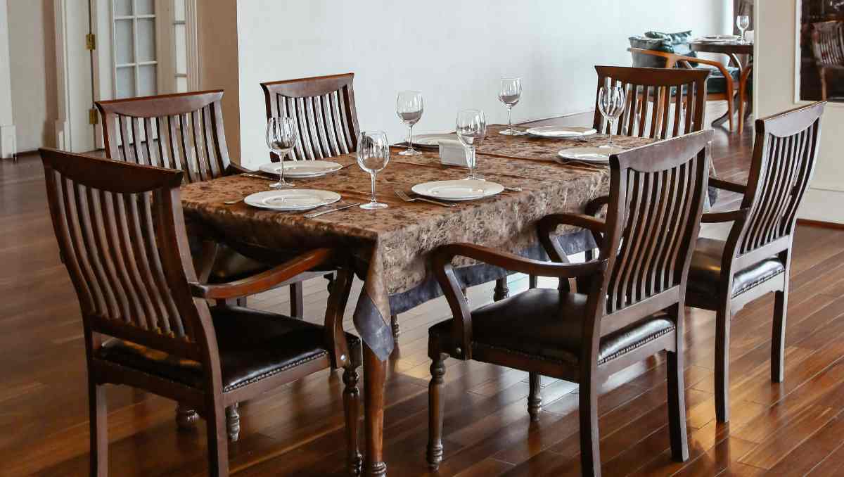 Dining table set made of mahogany