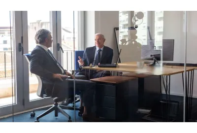 Executive Office Ideas That Blend Timeless Wood with Modern Ergonomics