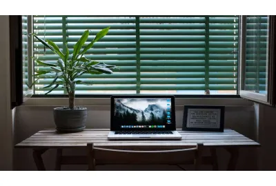 Oak vs Maple for Custom Desk Top: Which Wood Suits Your Workspace Style